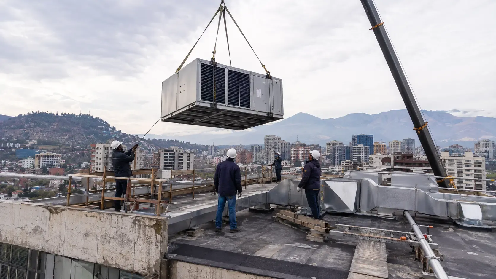 Técnico trabajando en la instalación de un sistema de climatización